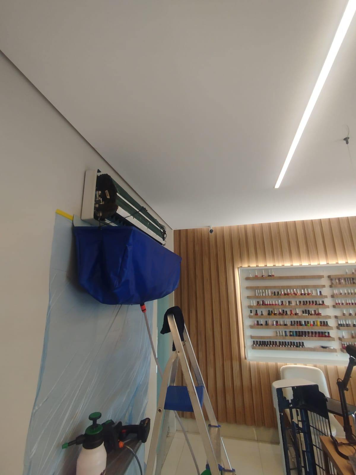 Instalação de ar-condicionado em andamento