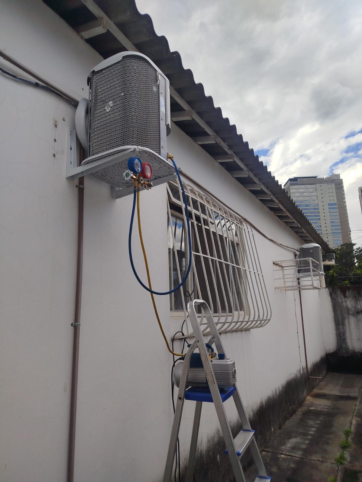 Condensadora instalada na área externa