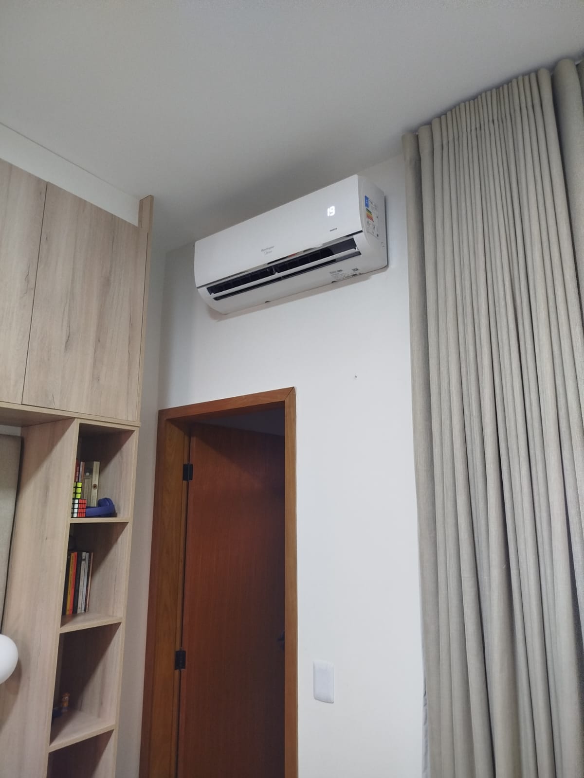 Ar-condicionado instalado com acabamento limpo